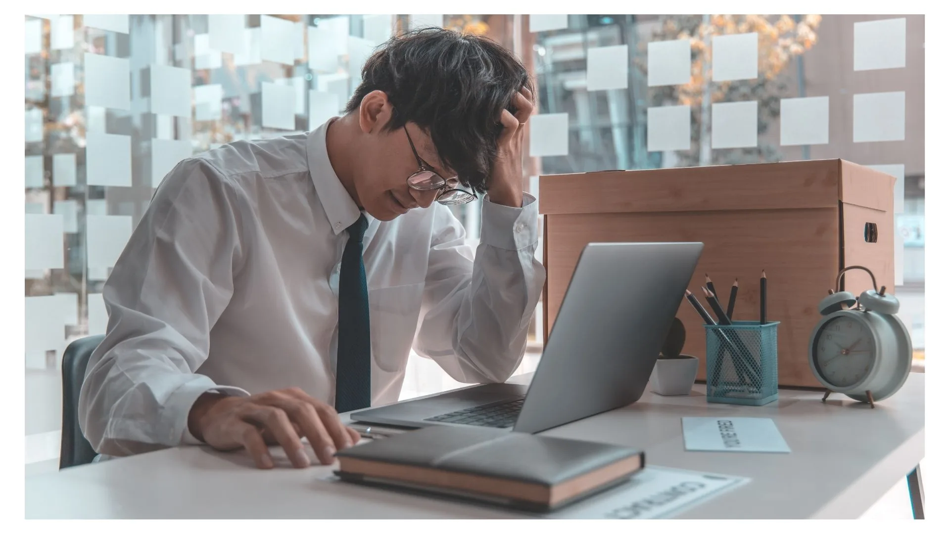 他人が褒められると落ち込む脳科学からみた原因
